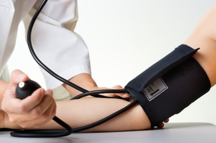 Médico especialista en Medicina Subacuática e Hiperbárica realizando reconocimiento a buceador