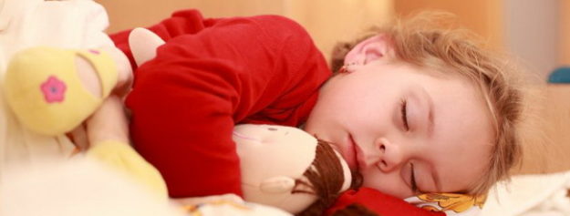 Apnea-obstructiva-Infantil Apnea del sueño en niños. Niña con apnea obstructiva del sueño