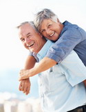 Pareja de la tercera edad sin vértigo, inestabilidad ni ningún tipo de desequilibrio.